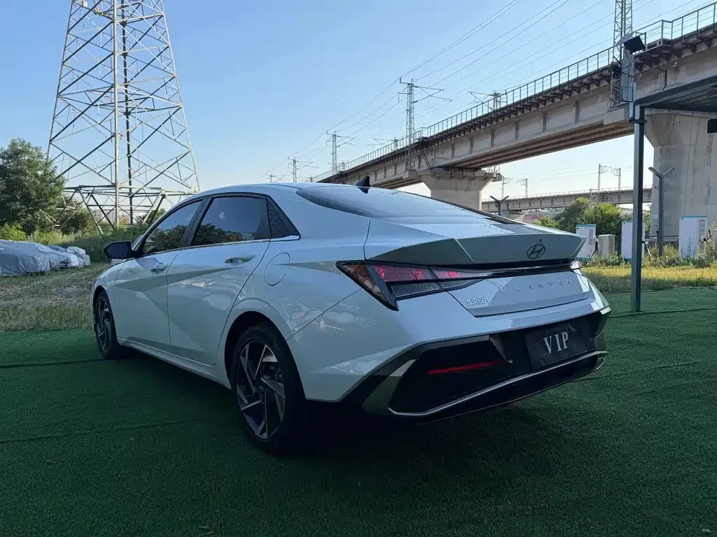 Hyundai Elantra — фото 3
