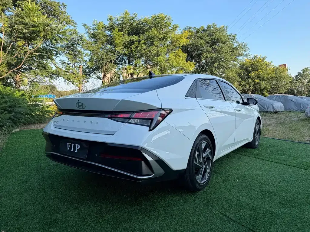 Hyundai Elantra — фото 10