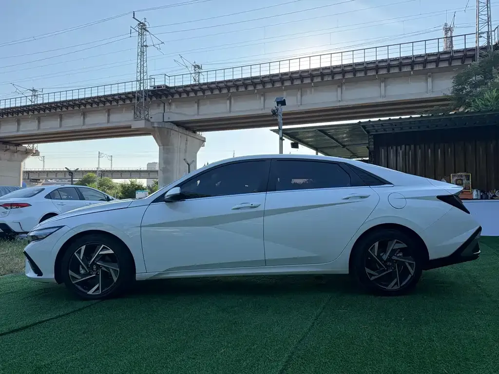 Hyundai Elantra — фото 6