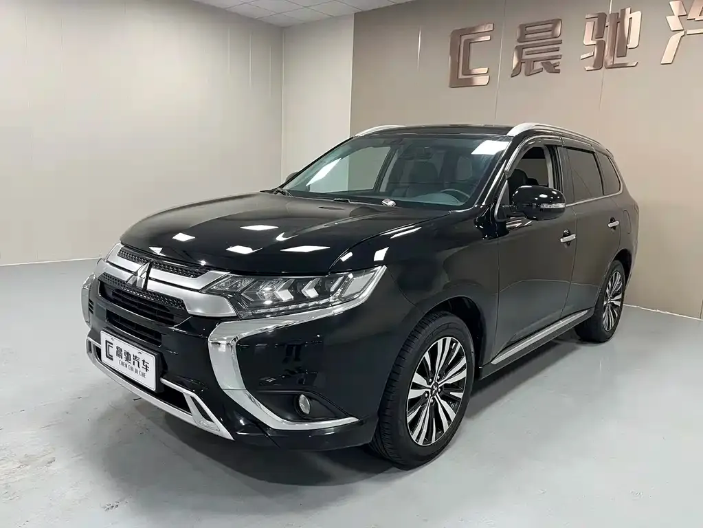 Mitsubishi Outlander — фото 1