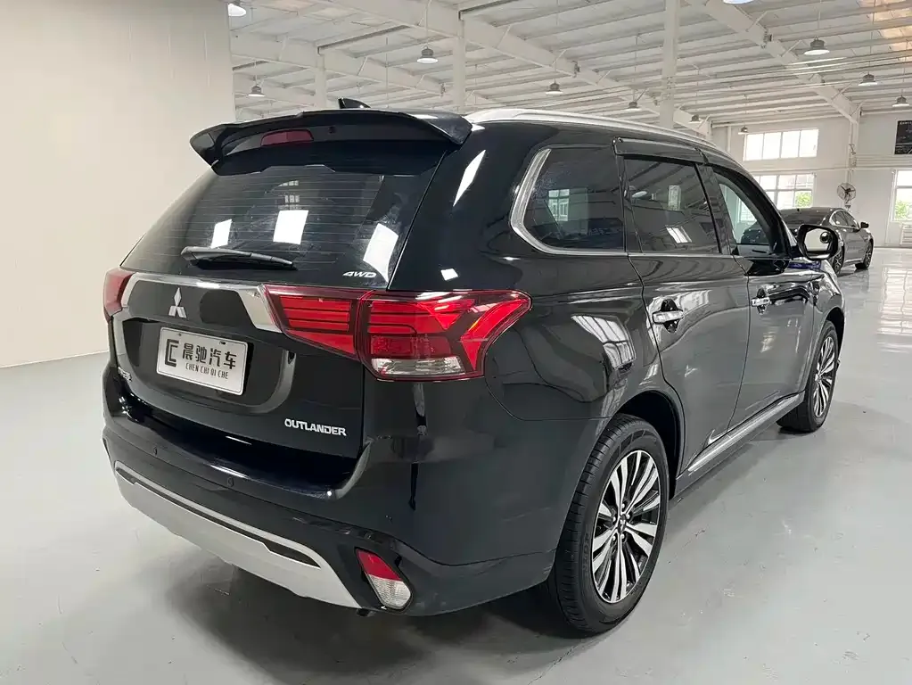 Mitsubishi Outlander — фото 4