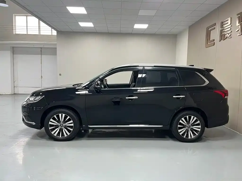 Mitsubishi Outlander — фото 2