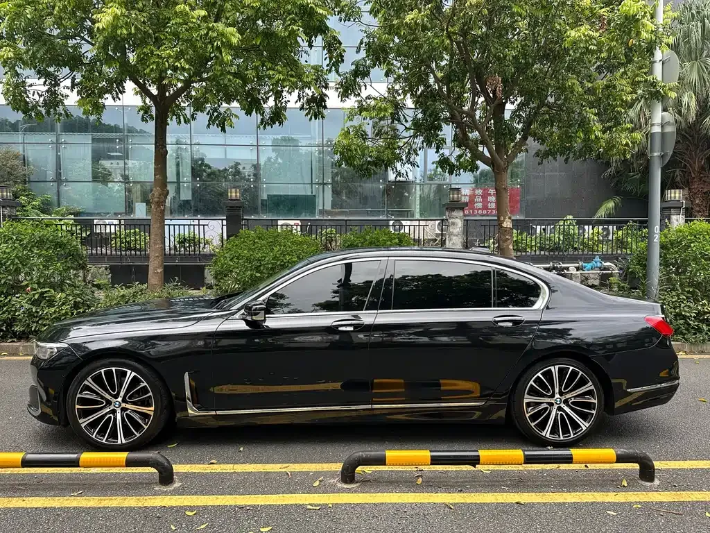 BMW 7 Series — фото 9