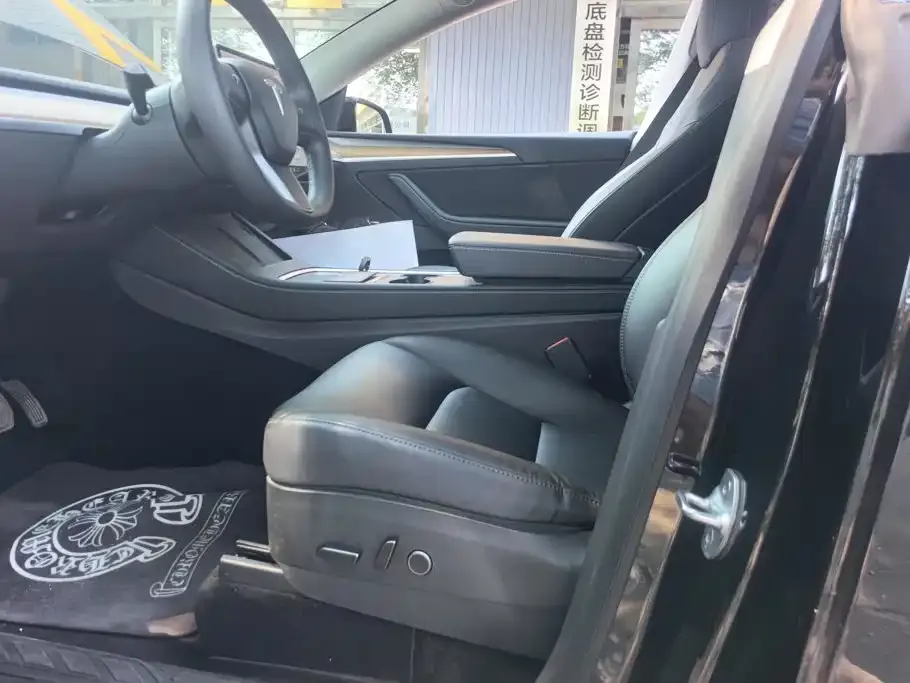 Tesla Model Y — фото 10