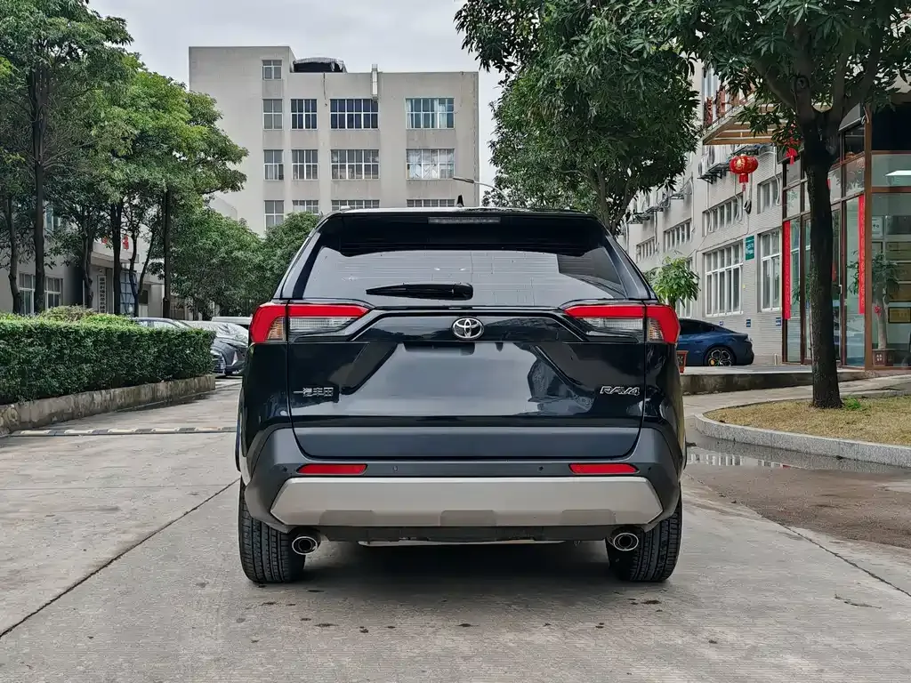 Toyota RAV4 — фото 4