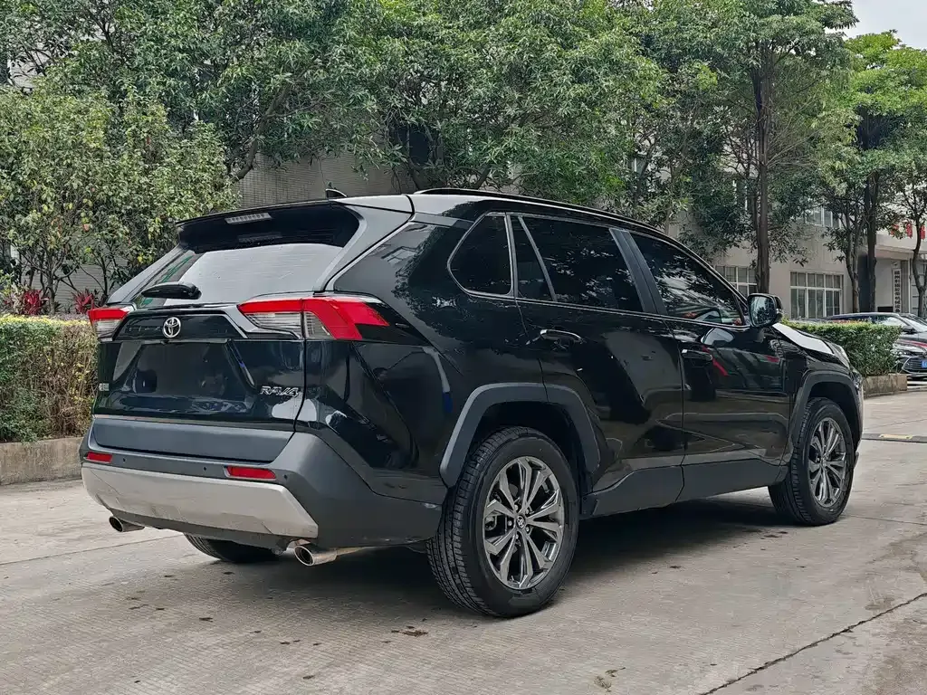 Toyota RAV4 — фото 8
