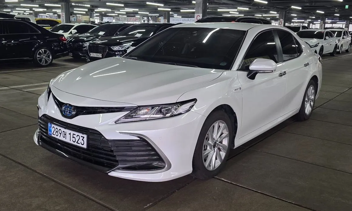 Toyota Camry — фото 1