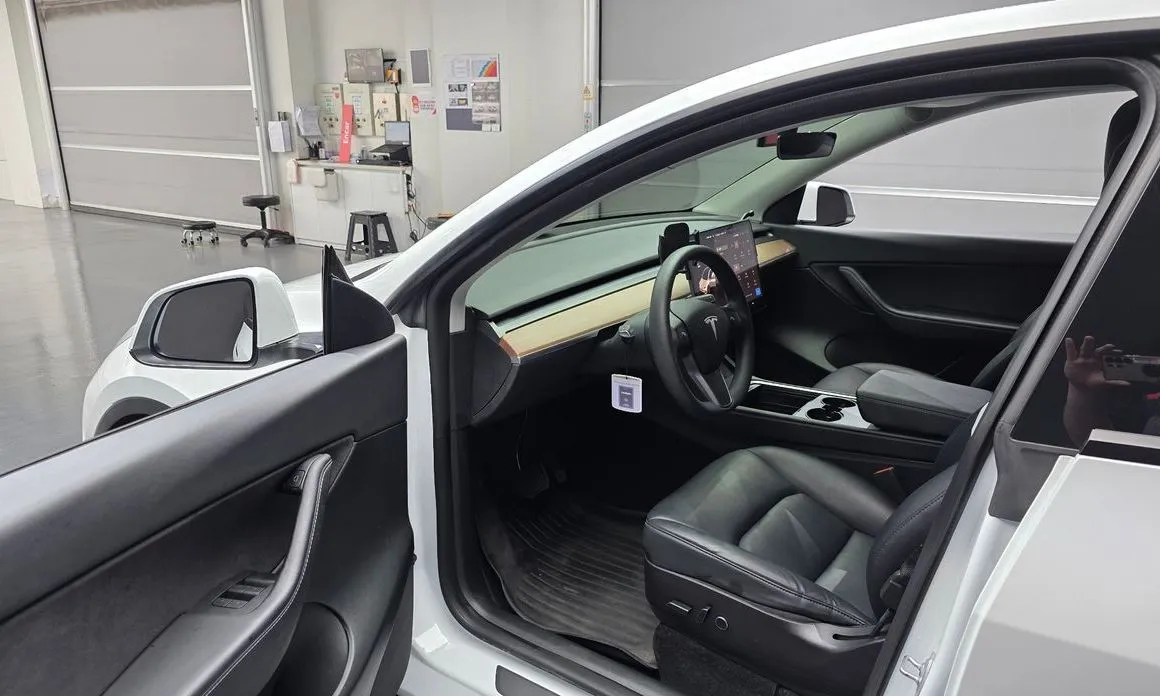 Tesla Model Y — фото 9