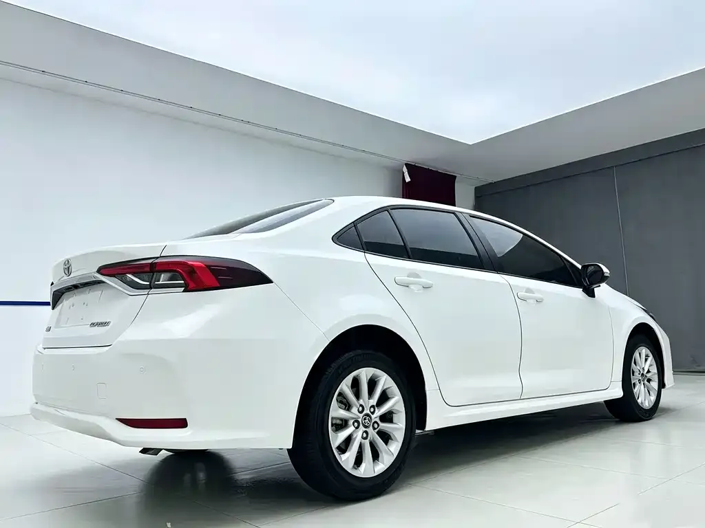 Toyota Corolla — фото 10