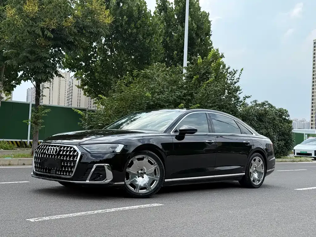Audi A8 — фото 1