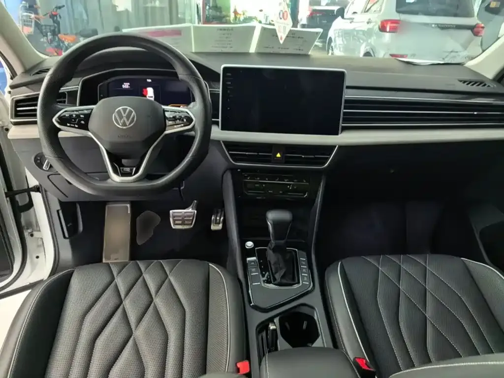Volkswagen Tiguan L — фото 10