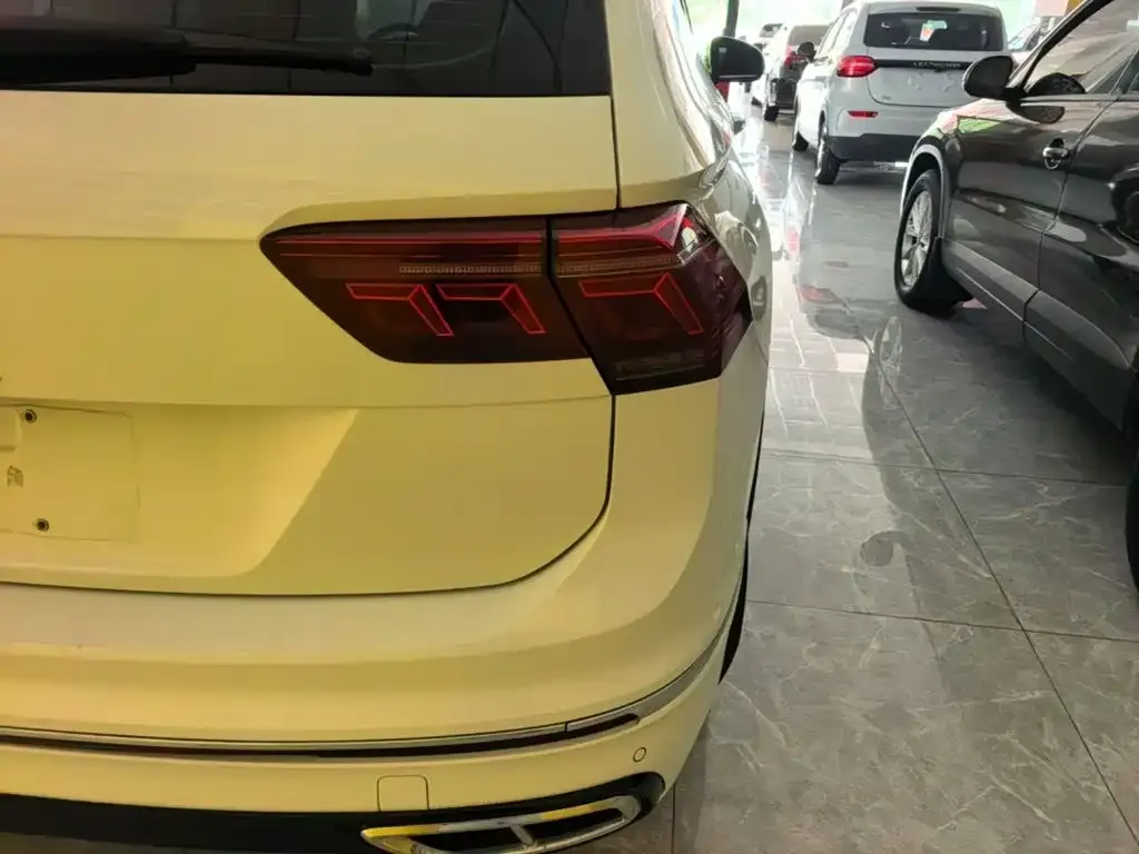 Volkswagen Tiguan L — фото 2