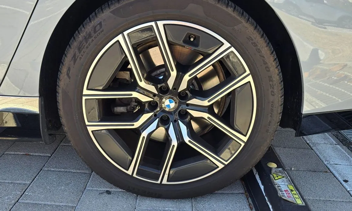 BMW i7 — фото 9