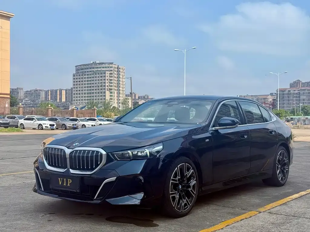 BMW 5 Series — фото 1