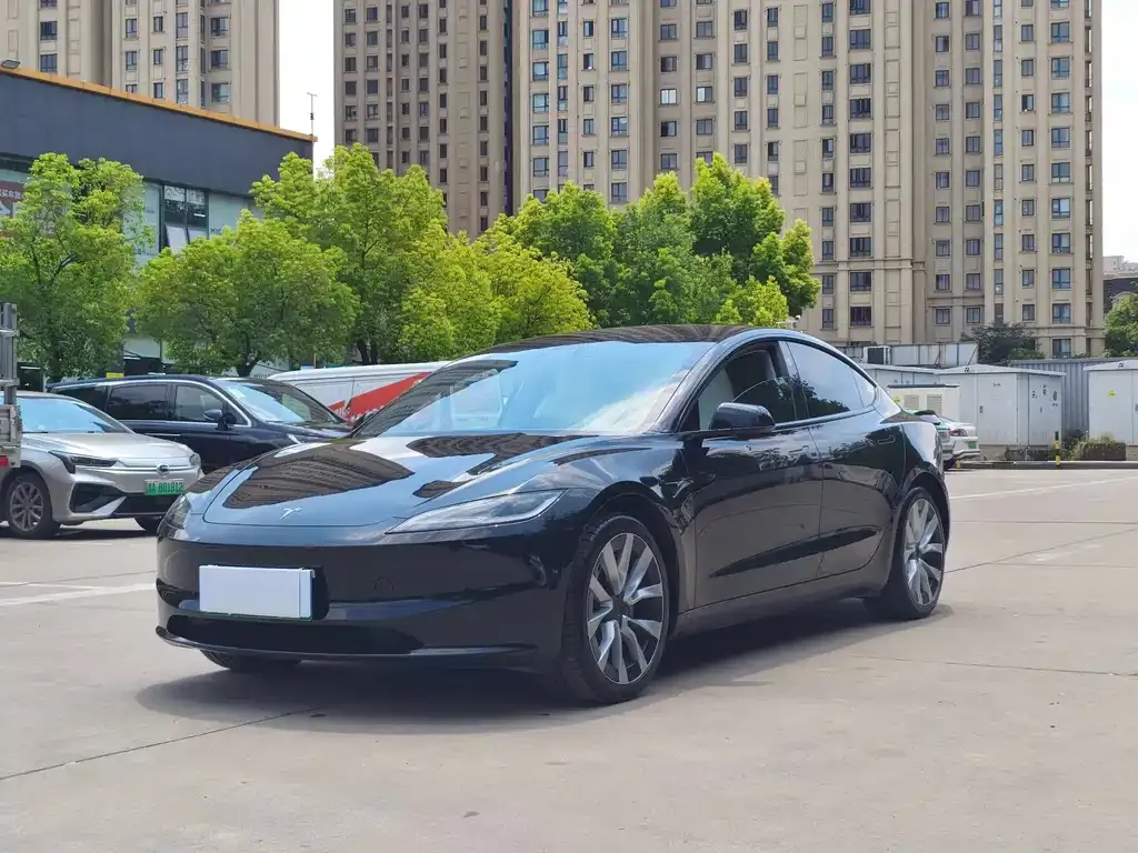 Tesla Model 3 — фото 1