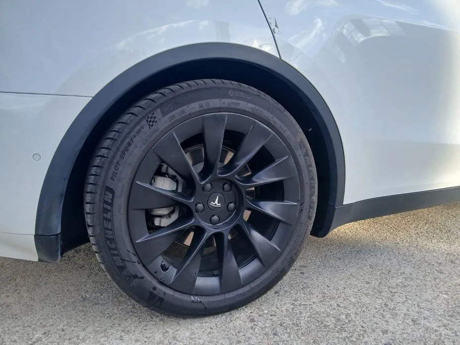 Tesla Model Y — фото 9