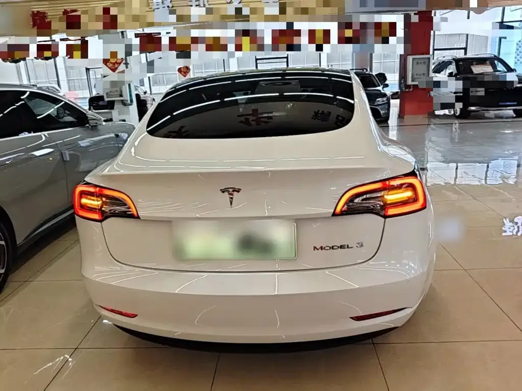 Tesla Model 3 — фото 10