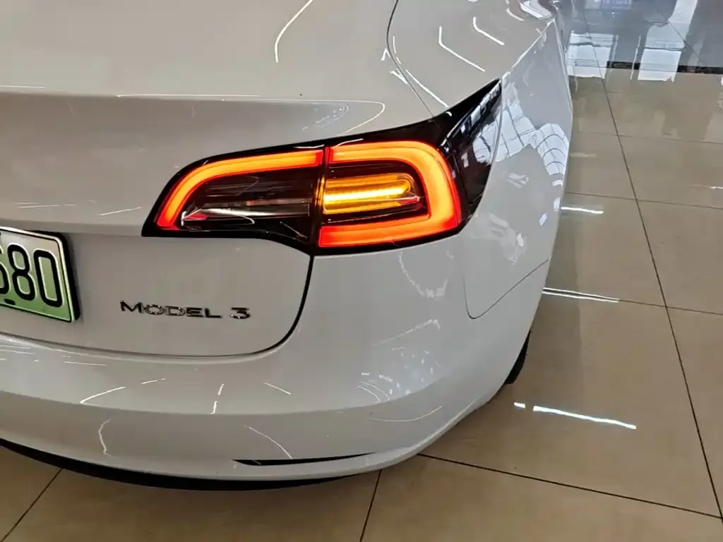 Tesla Model 3 — фото 9