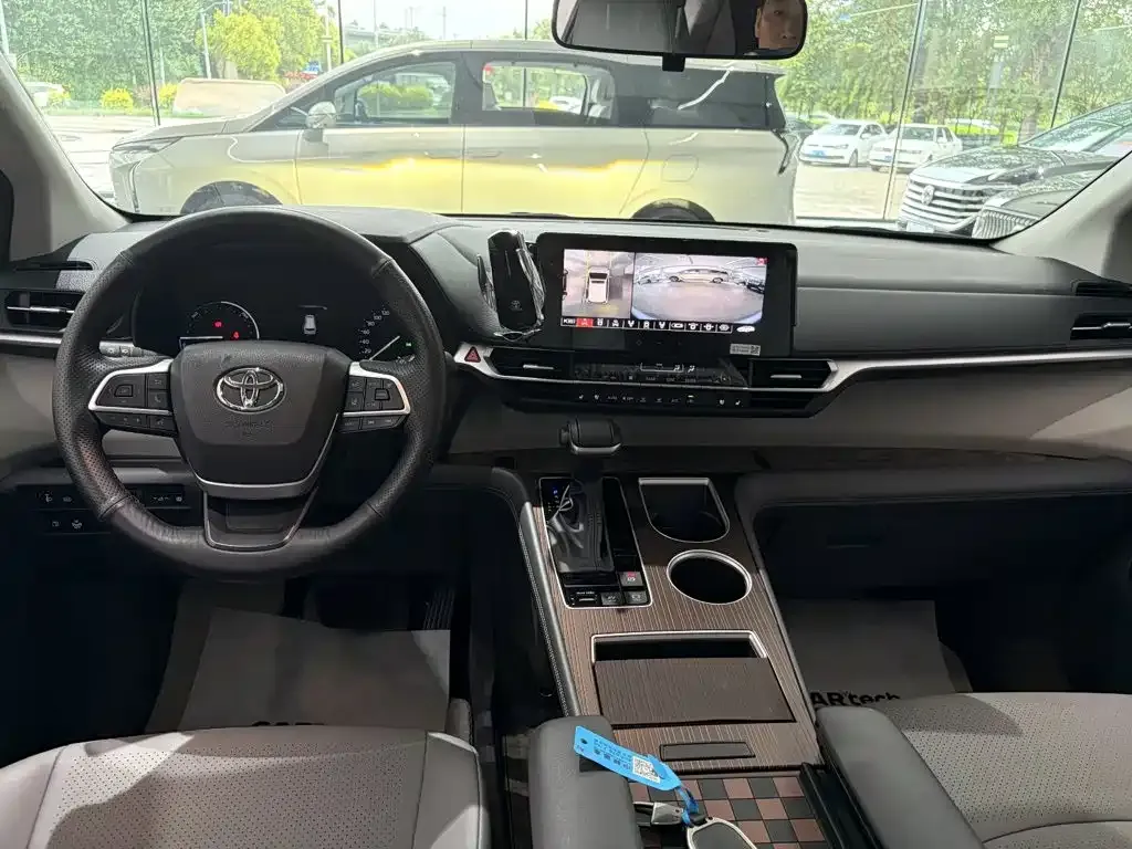 Toyota Granvia — фото 4