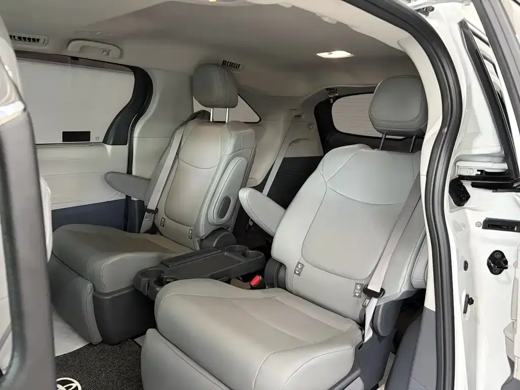 Toyota Granvia — фото 9