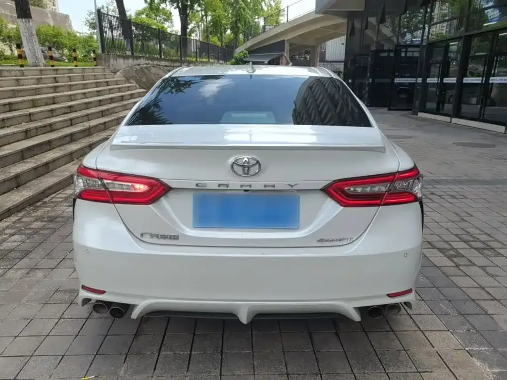 Toyota Camry — фото 2