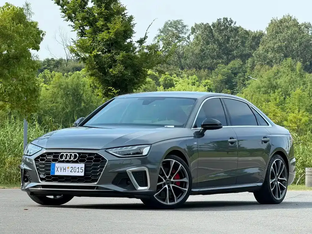 Audi A4L — фото 1