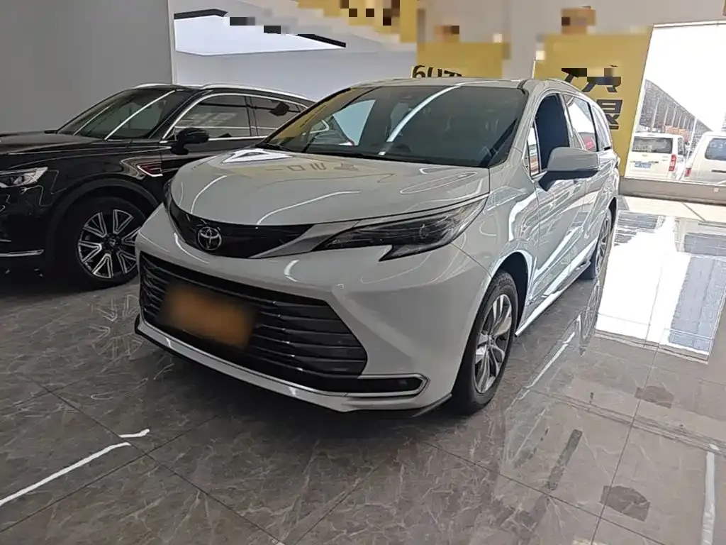 Toyota Sienna — фото 1