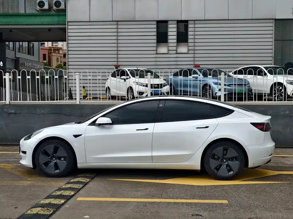 Tesla Model 3 — фото 4