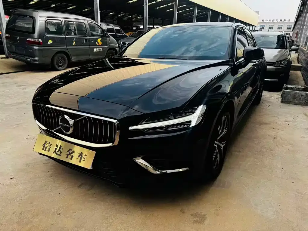 Volvo S60 — фото 1