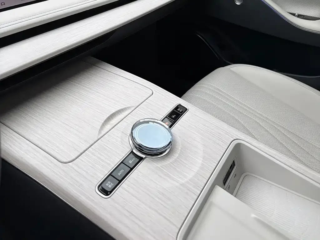 Geely Galaxy E8 — фото 9