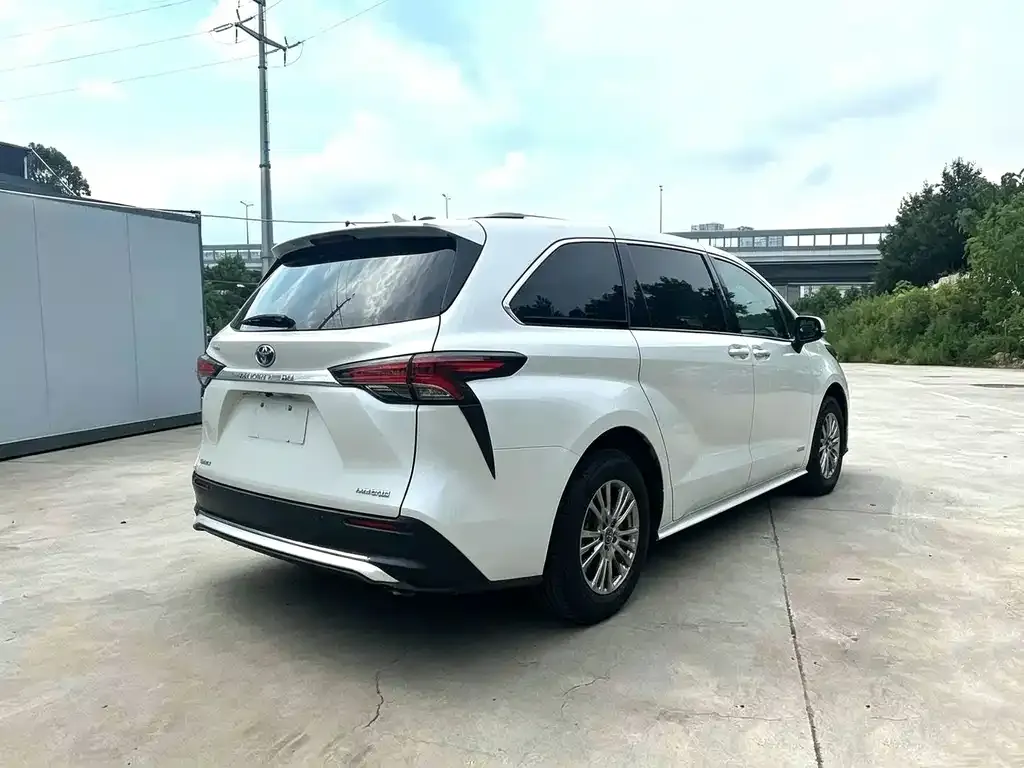 Toyota Sienna — фото 2