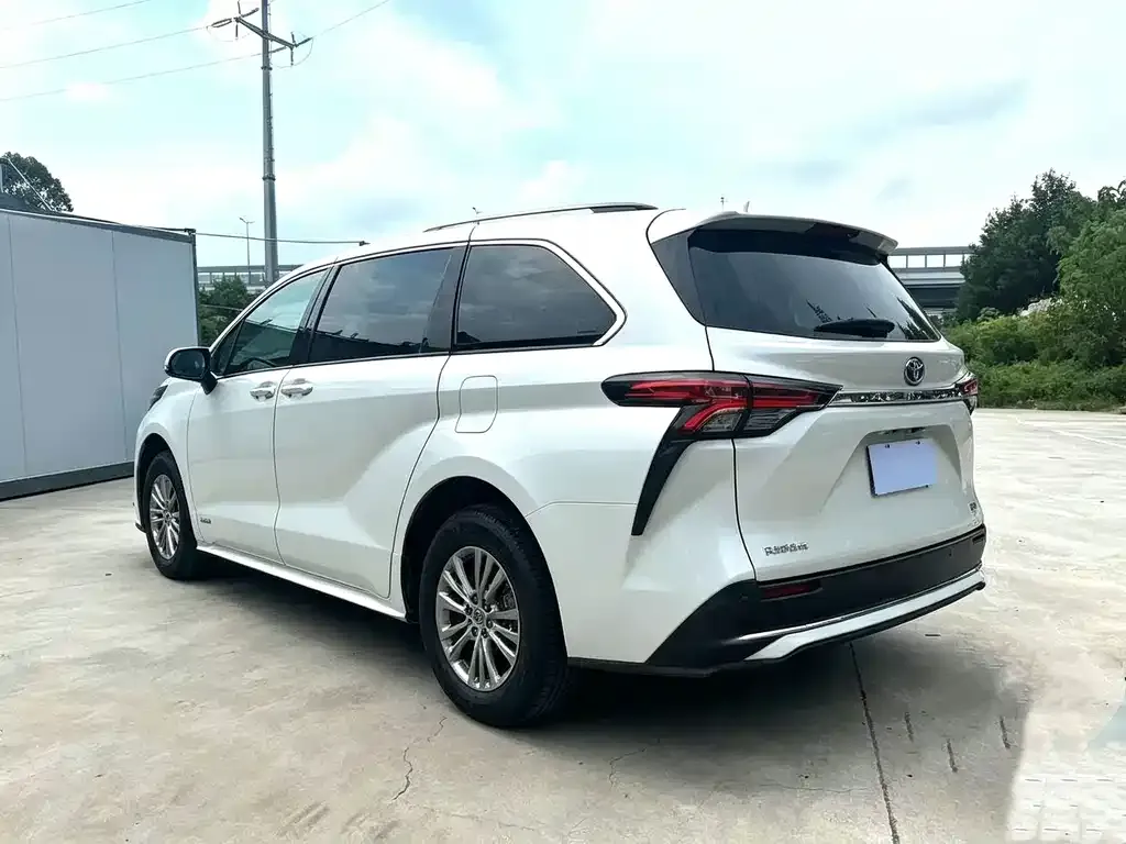 Toyota Sienna — фото 3