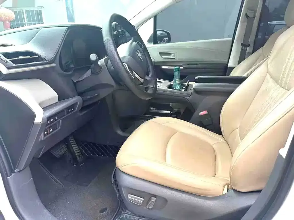 Toyota Sienna — фото 4