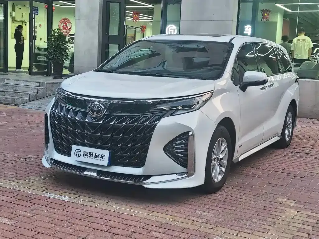 Toyota Granvia — фото 1