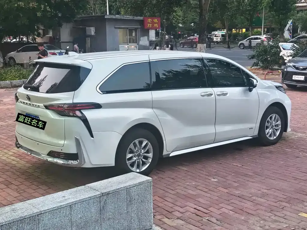 Toyota Granvia — фото 9