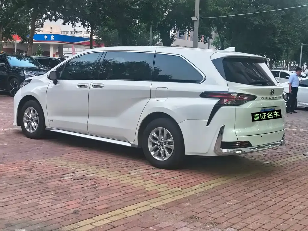 Toyota Granvia — фото 10