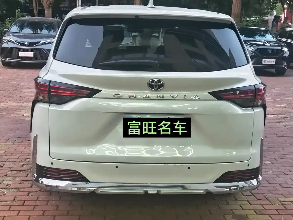 Toyota Granvia — фото 5
