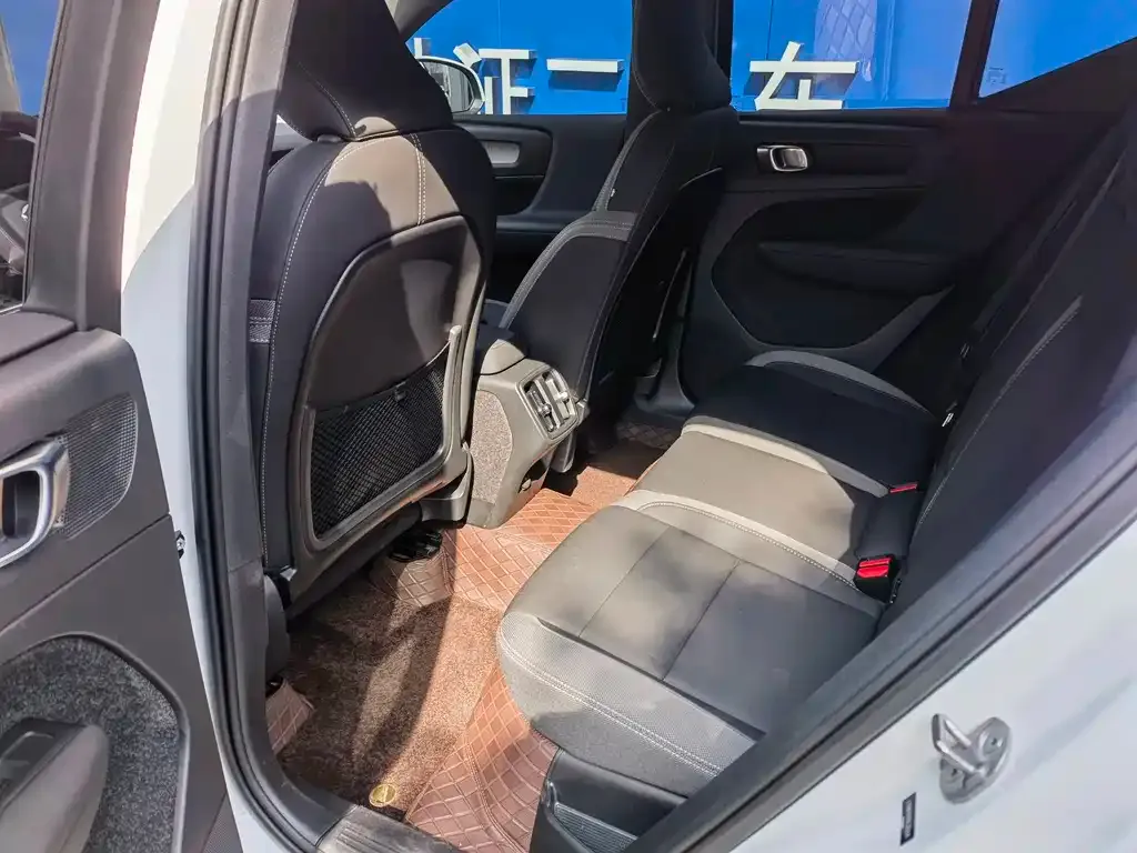 Volvo XC40 — фото 10