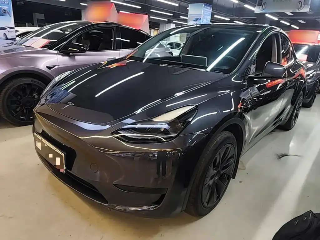 Tesla Model Y — фото 1