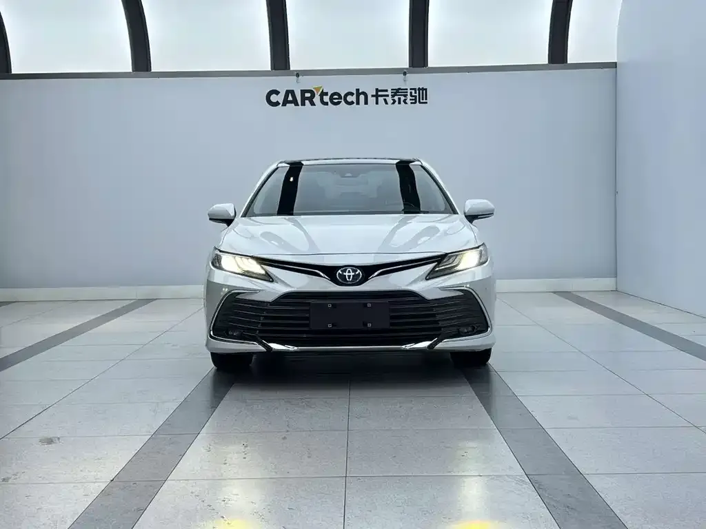 Toyota Camry — фото 1