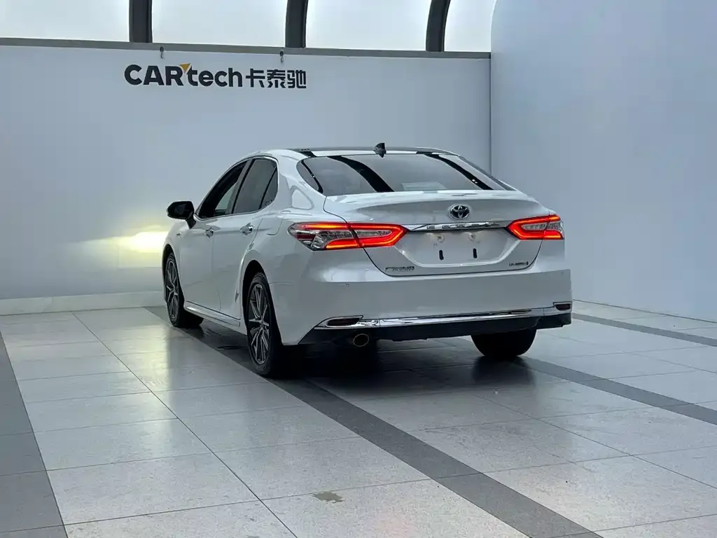 Toyota Camry — фото 9