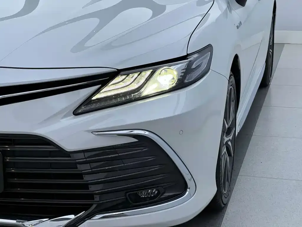 Toyota Camry — фото 8