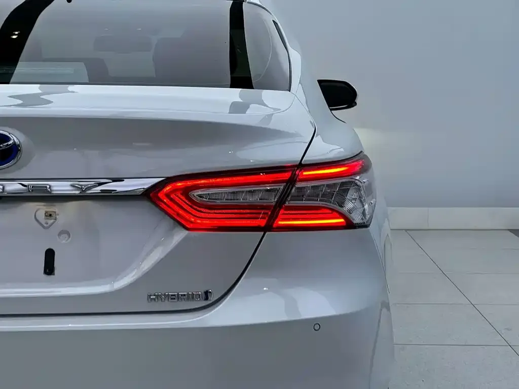 Toyota Camry — фото 3