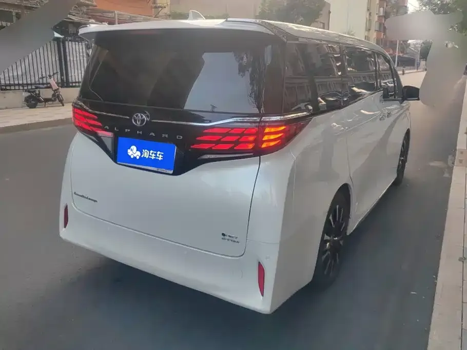 Toyota Alphard — фото 2