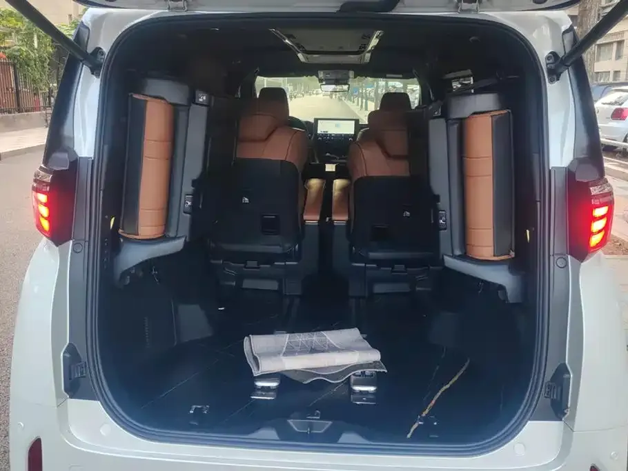 Toyota Alphard — фото 7