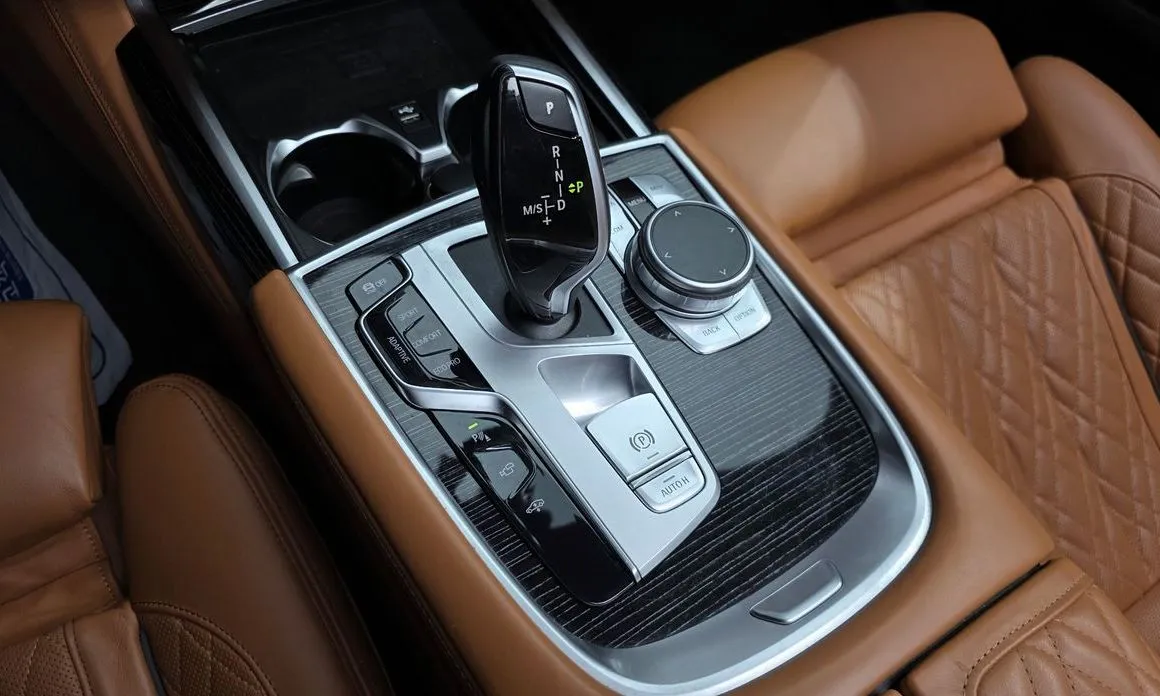 BMW 7-Series — фото 10