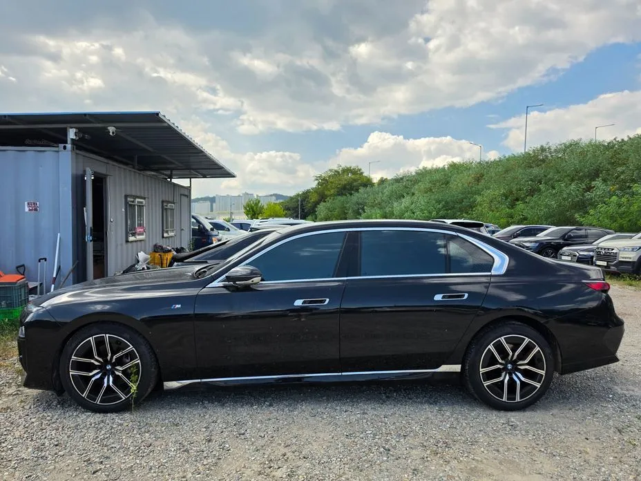 BMW 7-Series — фото 10