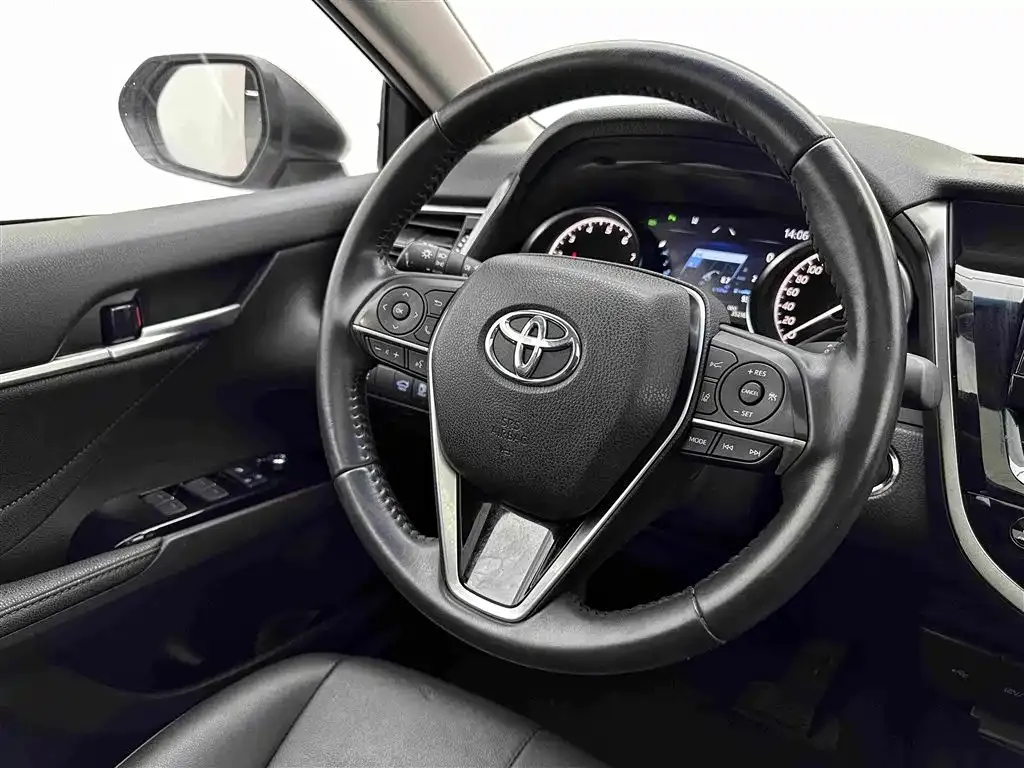 Toyota Camry — фото 5