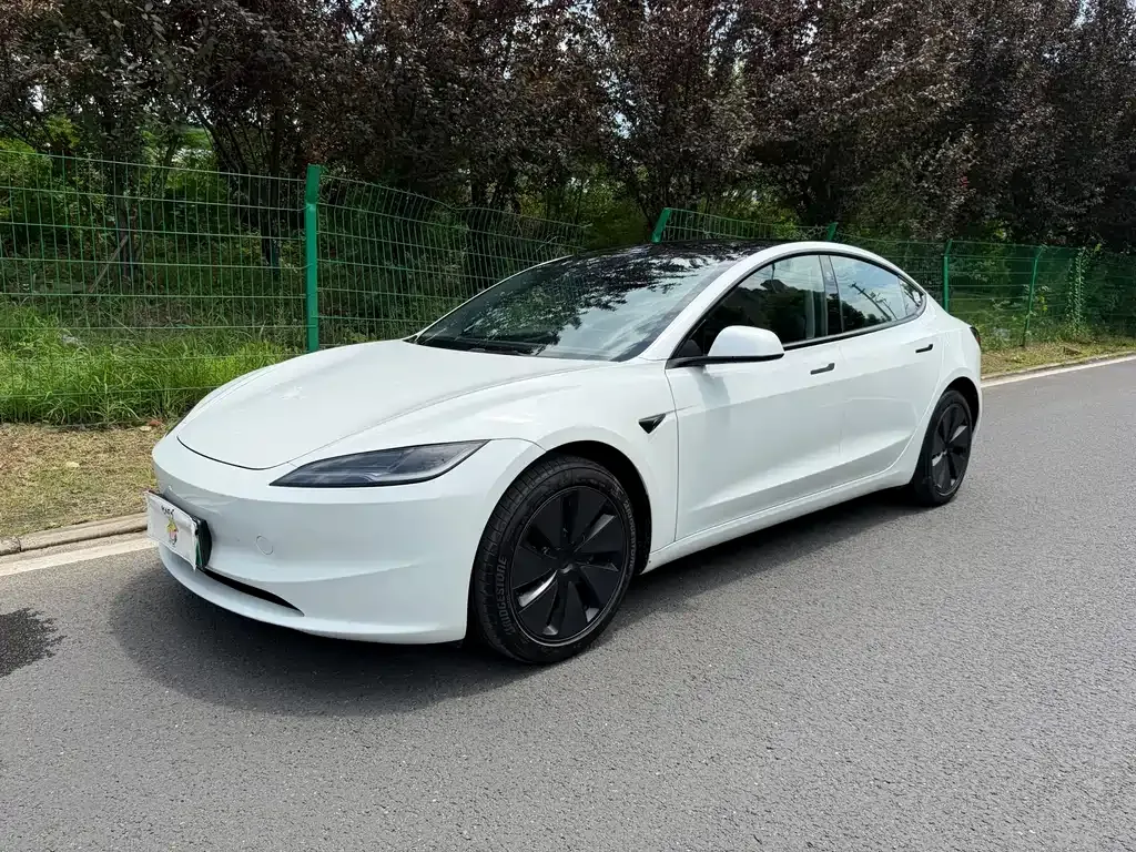 Tesla Model 3 — фото 1