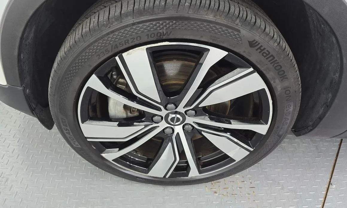 Volvo XC40 — фото 10